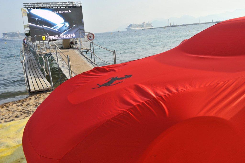 F12-Ferrari-plage-Cannes.jpg